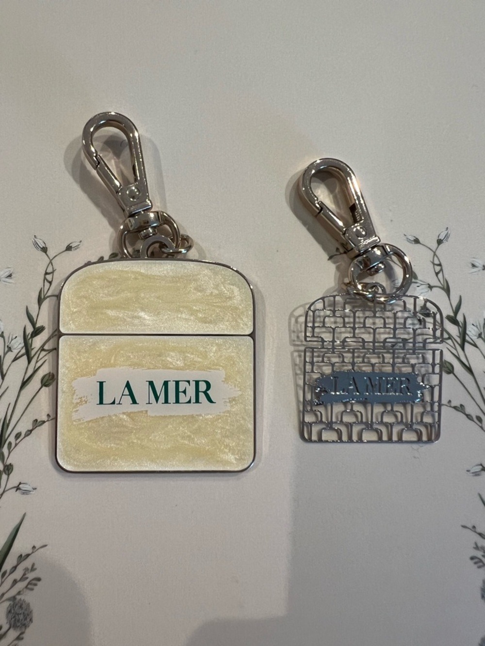 La Mer Lamer Keychain Duo – Pearlized the Crème & Silver Lattice